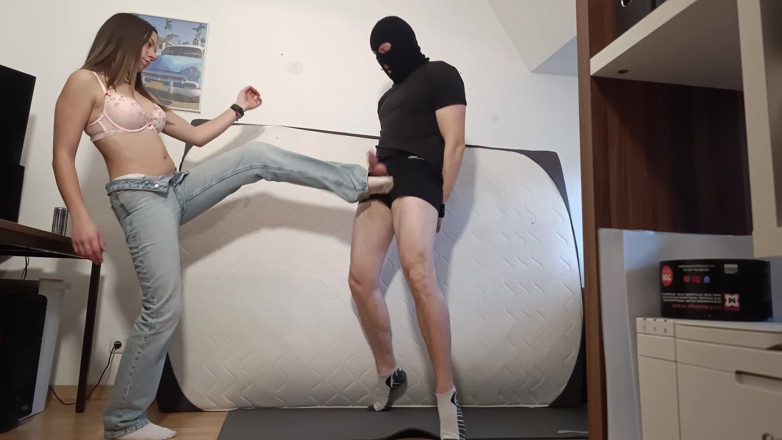 German ballsbusted: Hon förstör mina bollar och jag är försvarslös