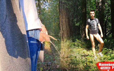 Manneken pis: Ormanda yürüyüşte, bir ağacın altına uzun süre işiyor