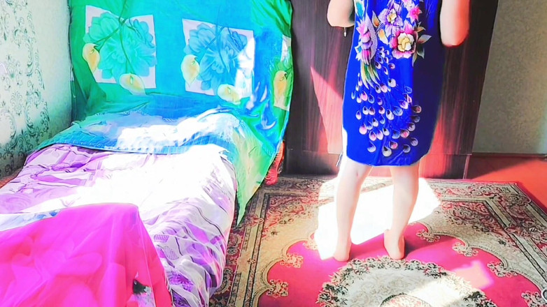 Kitty_Cross: Çarpıcı travesti oyuncu oyuncu dans ederken şehvetli titreşimler veriyor