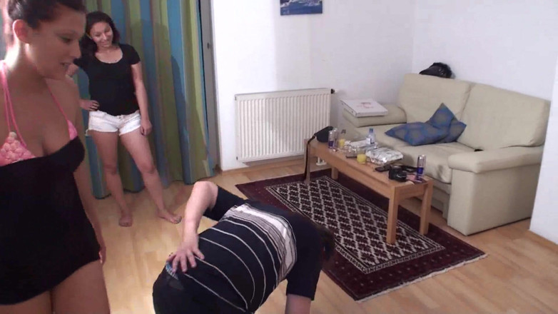 Femdom Austria: दो लड़कियां बूढ़े मर्द को लात मारती हैं