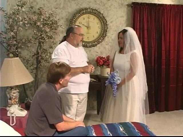 Size Matters: 그냥 결혼 한 매력적인 소녀 블룸은 그 느슨한 결혼 의식 후 그녀의 연인에게 시트 사이에 미끄러