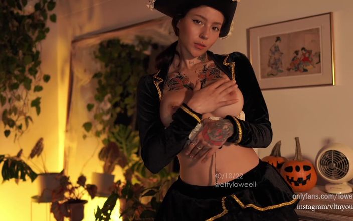 Effy Loweell studio: 艾菲打扮成一个性感的海盗模特她完美的身体，并向你展示她美丽的拉丁奶子