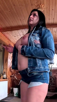 Cowgirl mengusik dalam denim ketat - dada telanjang, seluar pendek & selipar berbulu