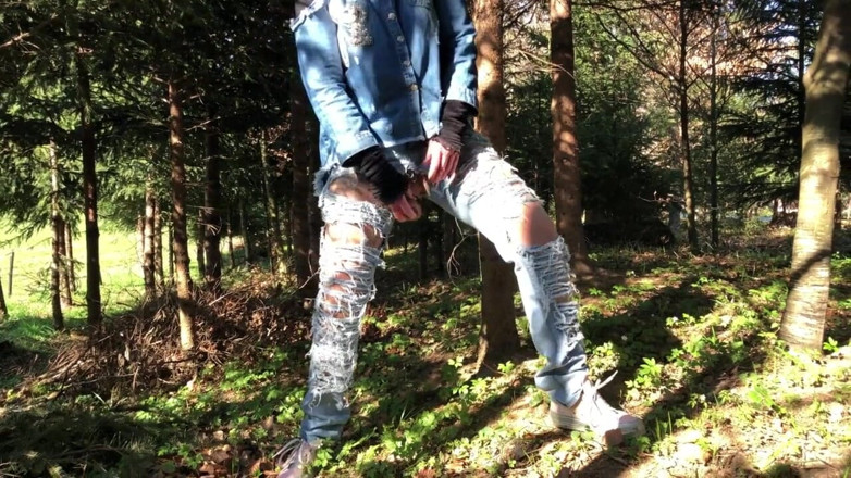 Dominatrix Frida: Outdoor-spiel mit ihrer gepiercten und tätowierten muschi
