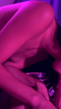 Blowjob in sexy schwarzen yogahosen mit gesichtsbesamung