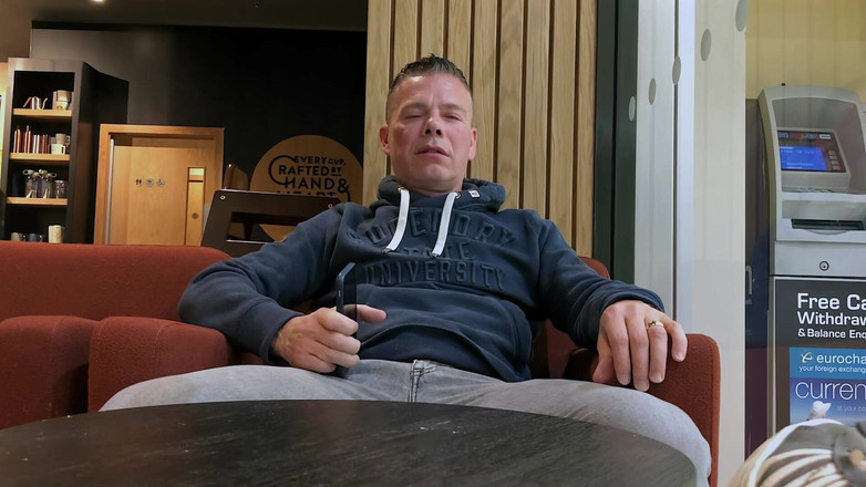 NakedFoxx: Se atrevió a masturbarse en una cafetería ocupada - intenso corrida...