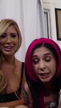 Prsatá blonďatá Tasha Reign hraje živě s Joannou Angel
