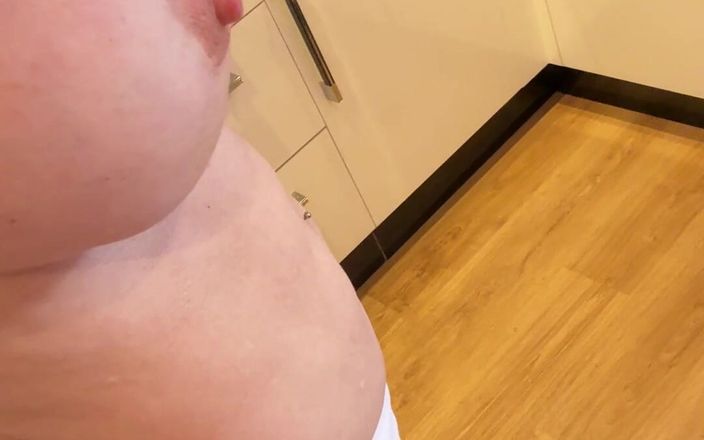 Sophie James: Milf maandag laat ik je zien wat wil onder mijn...