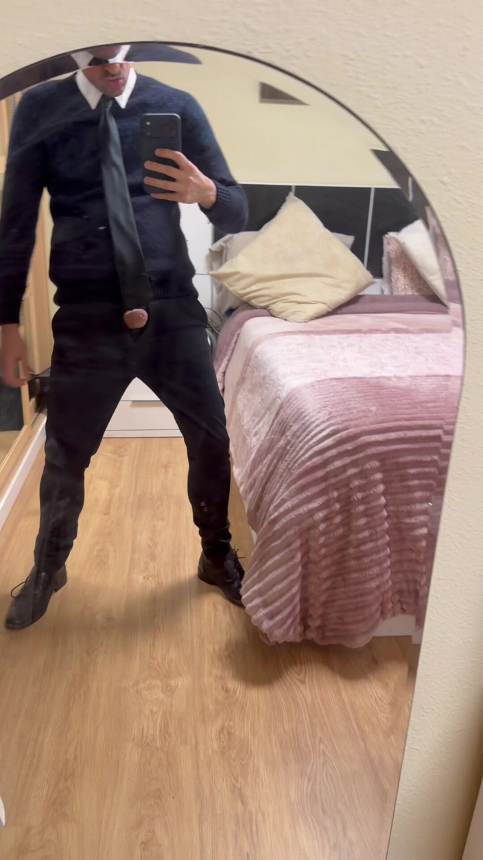Liam Harding: Papi Enseñando Polla Dura En Baño Publico Y Meando