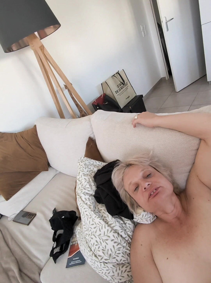 Sofy13: A Peine Réveillée Il Me Baise Ma Chatte Et Mon...