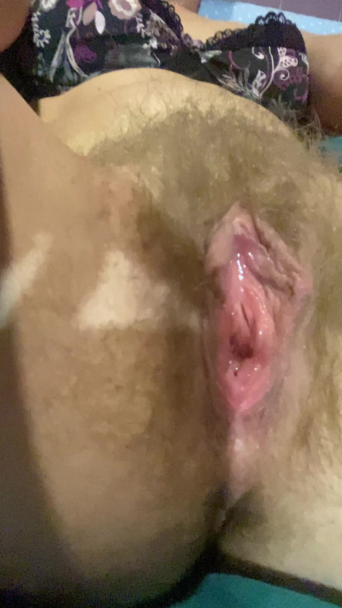Hairy couple: Velmi chlupatá kundička Open Gape a masturbace 4K 60fps