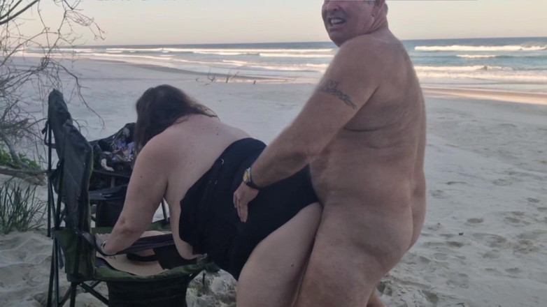 WeAreFukBunnies: La scopata da spiaggia dell'esibizionista