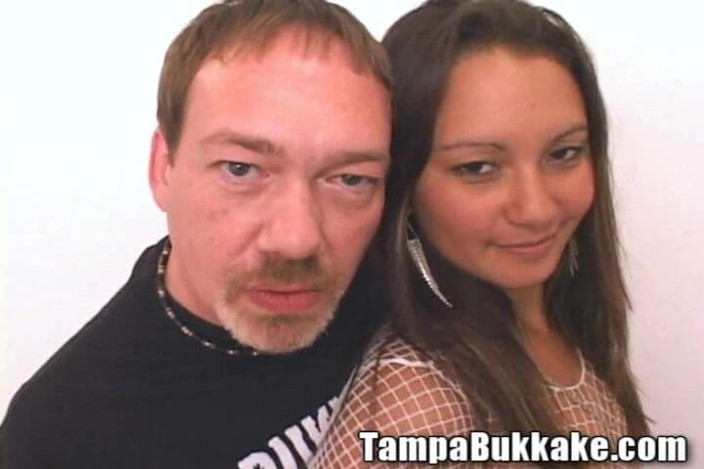 Tampa Bukkake: Une Philippine aux seins asiatiques mignons se fait baiser dans...