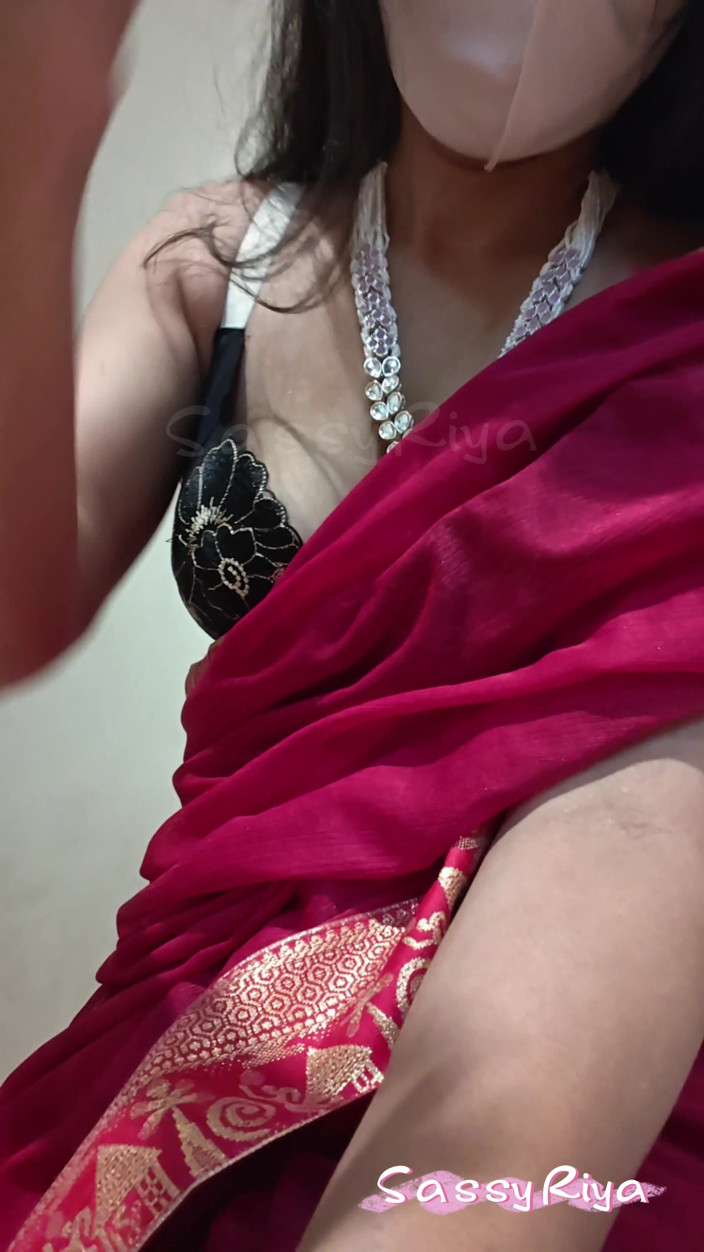 Sassy Riya: Sassy Riya Saare Close up Cleavage