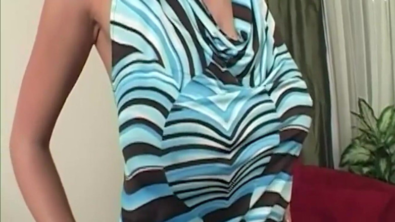 Xfucks: Reife brünette MILF bekommt große titten gequetscht und muschi tief...