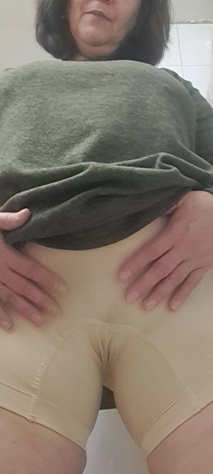 Mommy big hairy pussy: 엄마가 큰 팬티 구멍에서 통통한 음부를 꺼내는 모습