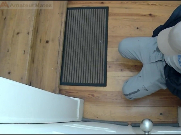 AmateurBoysPissing: Il Ragazzo Disperato Lasciato Fuori Dalla Sua Coinquilina Si Bagna...