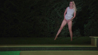 Lovekino: ブロンドの赤ん坊はプールの前に立って小便