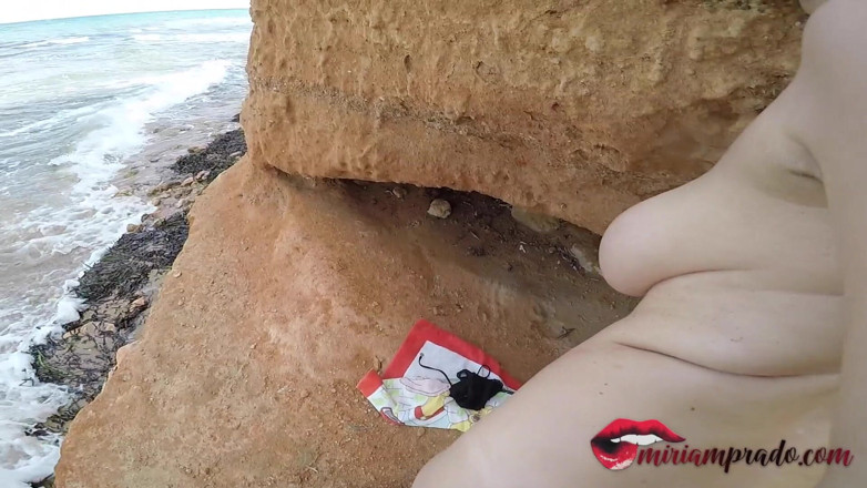 Miriam Prado: Un couple amateur baise sur une plage et il jouit...