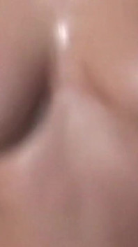 สาวรุ่นแม่น่าเย็ดนมใหญ่โดนน้ํามันและโดนขย่มร่องแน่น