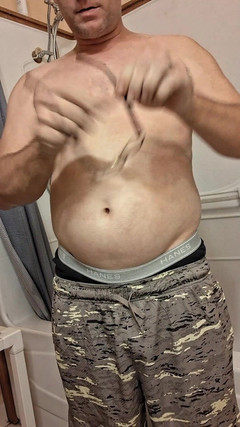 DubeSnackes: Dubesnackes, ukazování času a mydlení a tření jeho sexy těla.