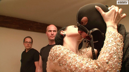 Absolute BDSM: Alman zalim kadın egemenliği - yüzüne işiyor