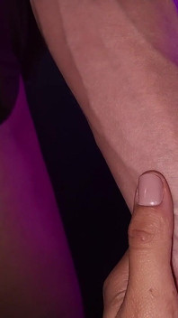 POV: Poddała się moim żyłowatym ramionom