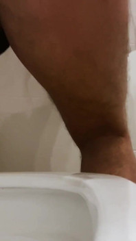 Mini Etek Giymiş Büyük Poposu Olan Crossdresser Işemeye Gidiyor