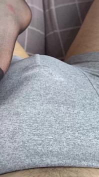 Fetish penguasaan kaki dalam seluar dalam dengan gangguan cumshot