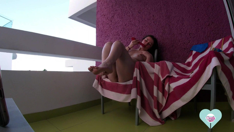 Kndy Kmille: Candy camille masturbiert, bis sie auf dem Balkon der Versuchung...