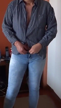 Miluji, když dávám ruku pod džíny a začínám se dotýkat sama sebe, potřebuji péro do zadku