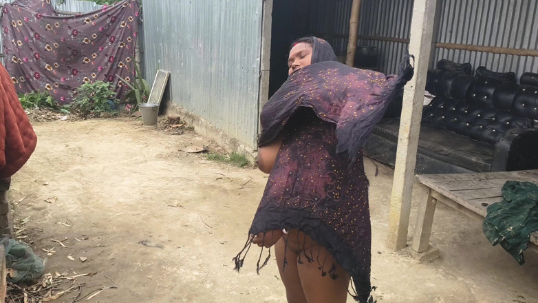 Sexyrani327: Indiancă Desi Bhabhi din cartier a fost măturată goală și a...