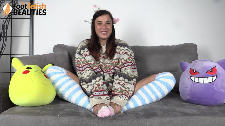 Foot Fetish HD: Ragazza mora gode di giocare con i suoi peluche mentre...