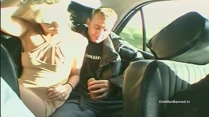 One Man Banned: Action sexy audacieuse à l'arrière d'une voiture