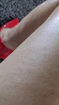 Être missa et jouer avec mes jambes en talons rouges, partie