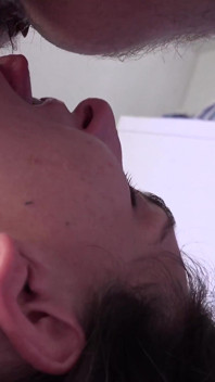 Niemiecka amatorska dziwka z owłosioną cipką i tatuażami zerżnięta w dupę przez Hard Cock POV