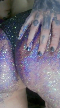 Alternatif kız yağı masaj yapıyor ve glitters tarafından şaplak atıyor