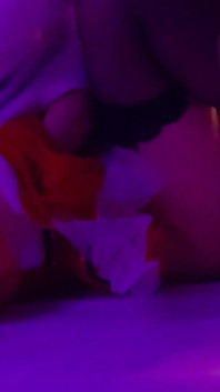 Das süße mädchen im Cosplay zunge benutzt ihre zunge so erotisch, dass sie nicht helfen kann, an ihrer muschi zu lutschen. Amateur. Creampie