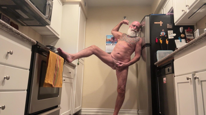 feedmedick: Desnudo en la cocina