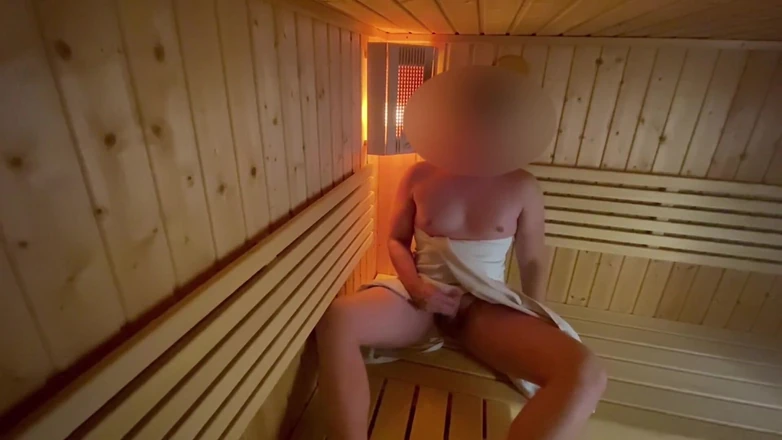 Lucas Nathan King: Masturbation risquée dans un sauna se terminant par une éjaculation énorme, est...