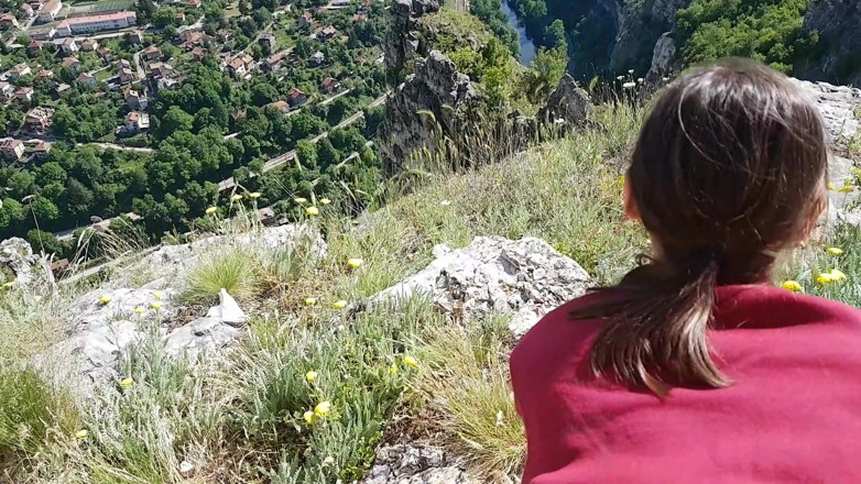Tiny Teena: Utomhus doggy och BJ på en klippa