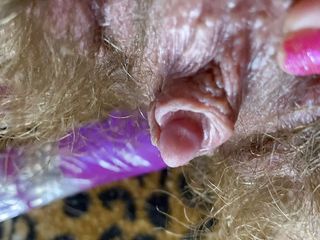 Cute Blonde 666: Iepurașul testează masturbarea cu vibrator, vedere de aproape