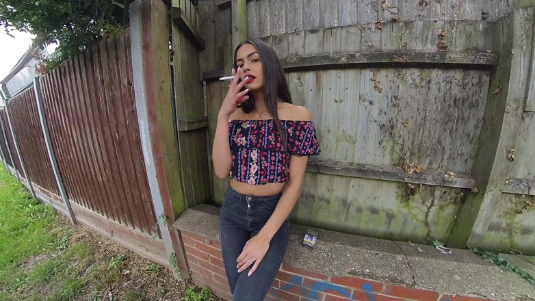 VR smokers HD-2D Videos Only: Kim modella - jeans scuri