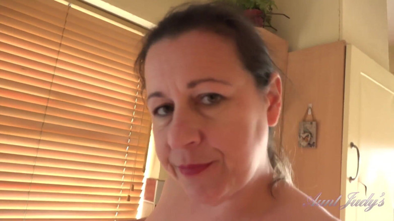 Aunt Judy's: AuntJudys - 巨乳熟女Eva JayneはキッチンであなたにJOIを与えます