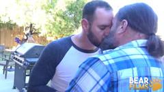 Bear Films: Bearfilms Gene Wade saje Butch Spencer velký péro před sexem