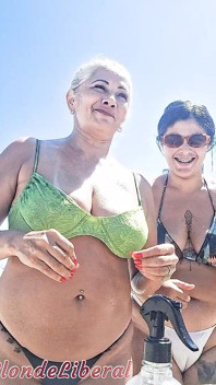 Unsinn reden und am Strand mit ihrem Freund Dai Belan peelen