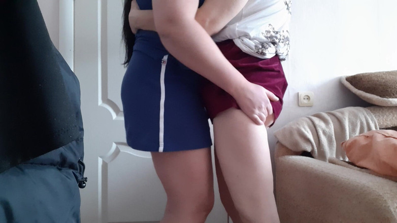 Lesbian-illusion: Zwei verheiratete freundinnen betrügen ihre ehemänner in einem anderen zimmer