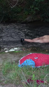 Întâlnirea cu un străin la o cascadă se termină cu sex.