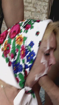 Une femme mature se fait étirer tous les trous par des inconnus