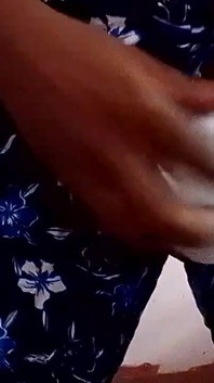 Colpisce sisna mentre indossa i pantaloni floreali della sorellastra e le mutandine bianche